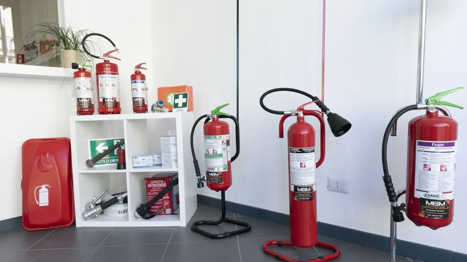Estintori portatili e carrellati a polvere, CO₂, idroschiuma e a idroschiuma per batterie a litio