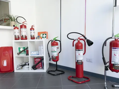 Estintori portatili e carrellati a polvere, CO₂, idroschiuma e a idroschiuma per batterie a litio